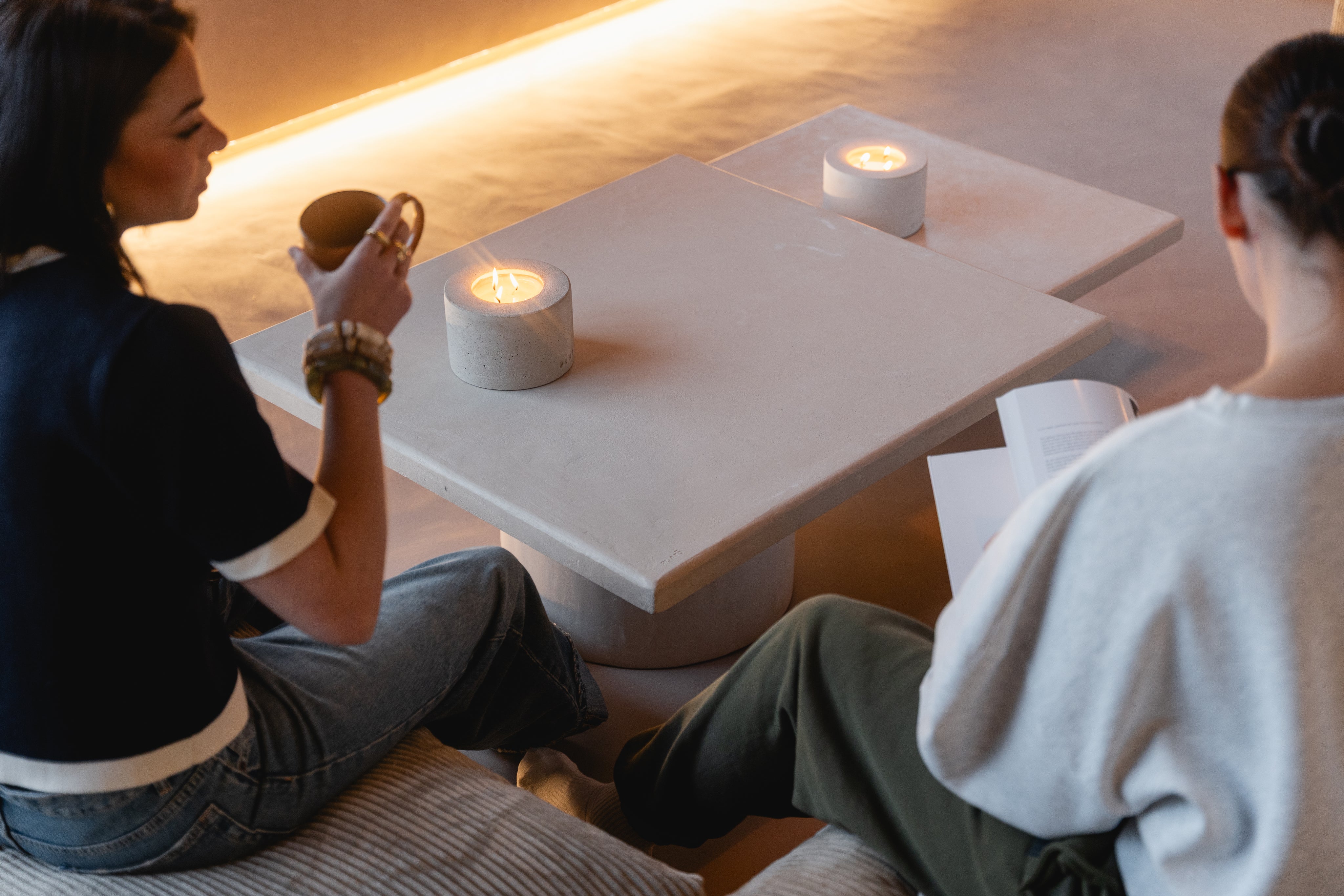 Bougie PLATŌ MORTEX béton ciré, mise en scène intérieur — PLATŌ