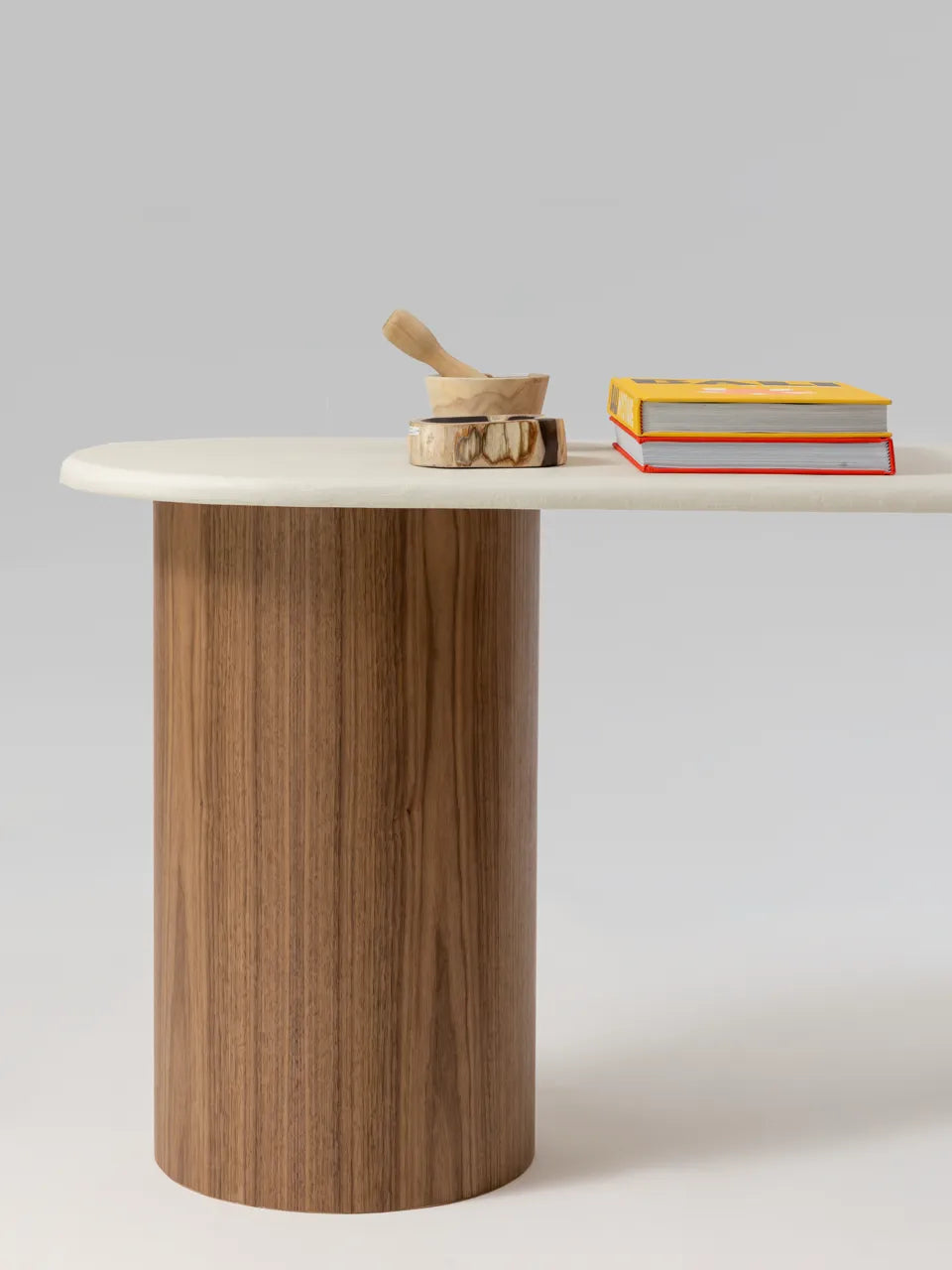 Console MATĪ noyer pieds cylindriques, détail plateau — PLATŌ
