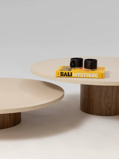 Tables gigognes MANĀ noyer pieds cylindriques, détail plateau — PLATŌ