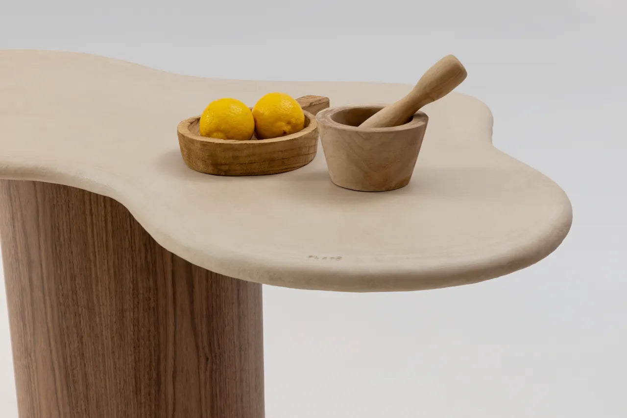 Table à manger TEĀ noyer pied central, détail plateau — PLATŌ