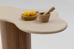 Table à manger TEĀ noyer pied central, détail plateau — PLATŌ