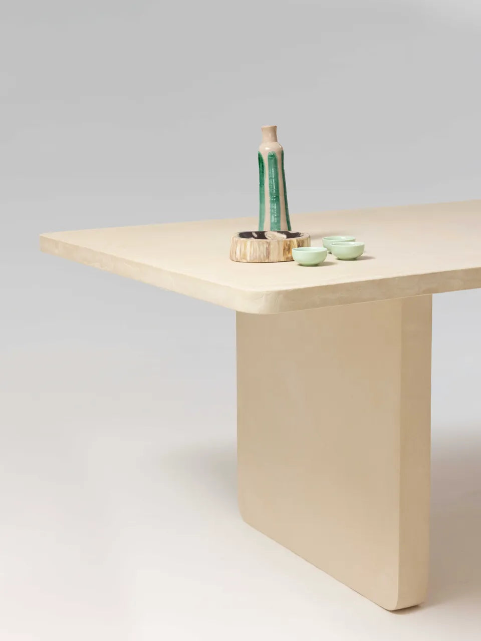 Table à manger NINŌ MORTEX béton ciré pieds rectangulaires, détail plateau — PLATŌ