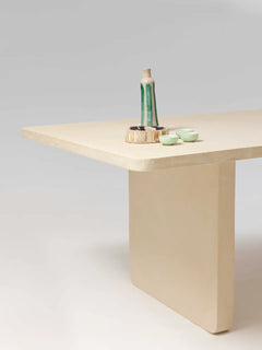 Table à manger NINŌ MORTEX béton ciré pieds rectangulaires, détail plateau — PLATŌ