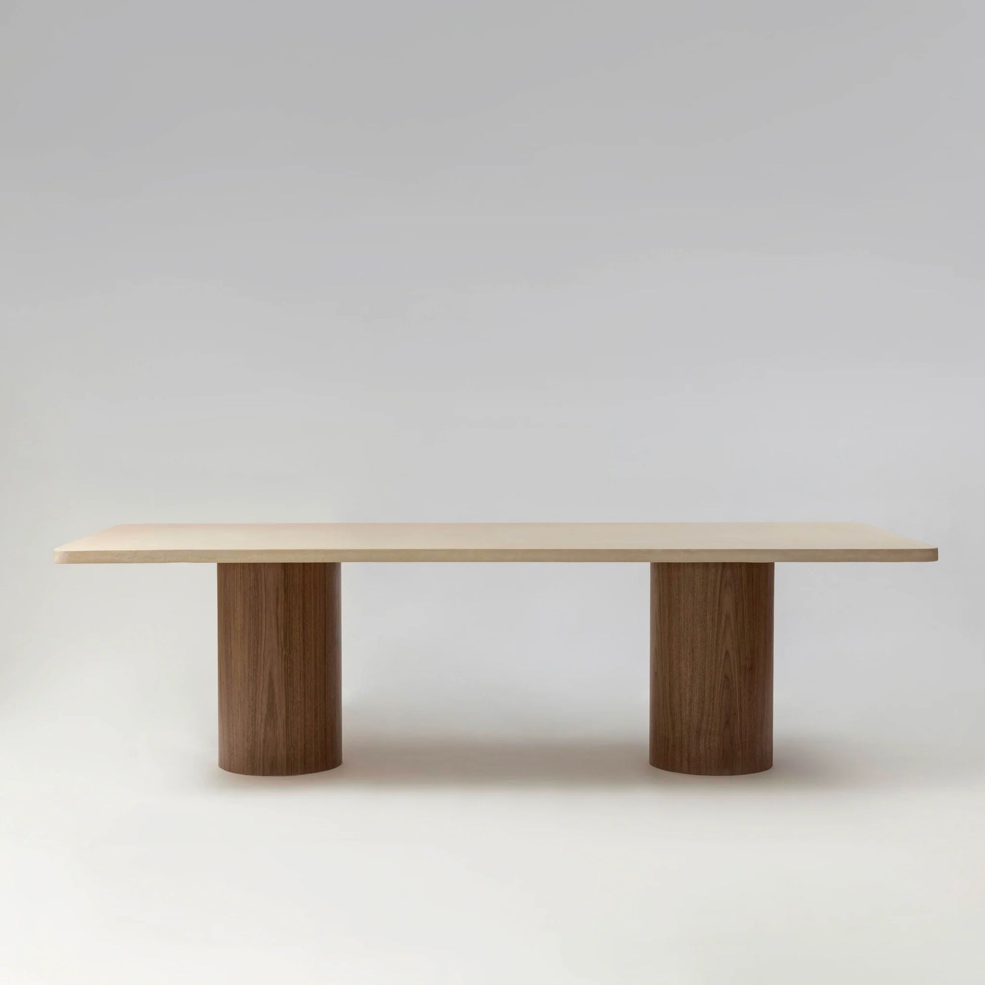 NINŌ Table à manger NOYER, plateau béton ciré MORTEX, piétement noyer — PLATŌ