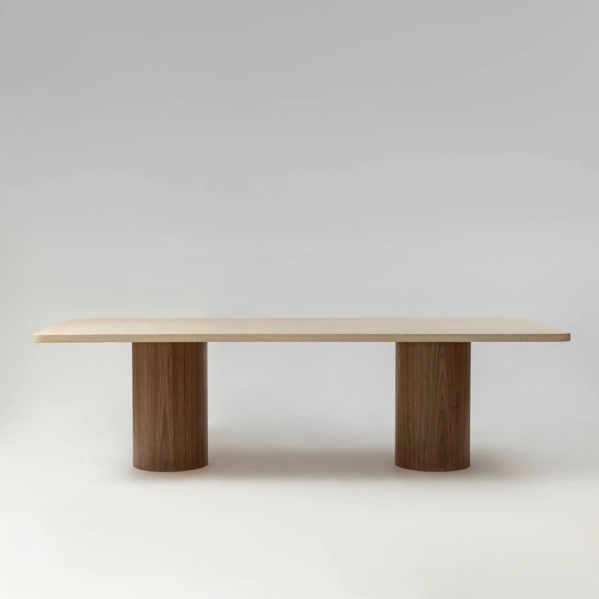 NINŌ Table à manger NOYER, plateau béton ciré MORTEX, piétement noyer — PLATŌ