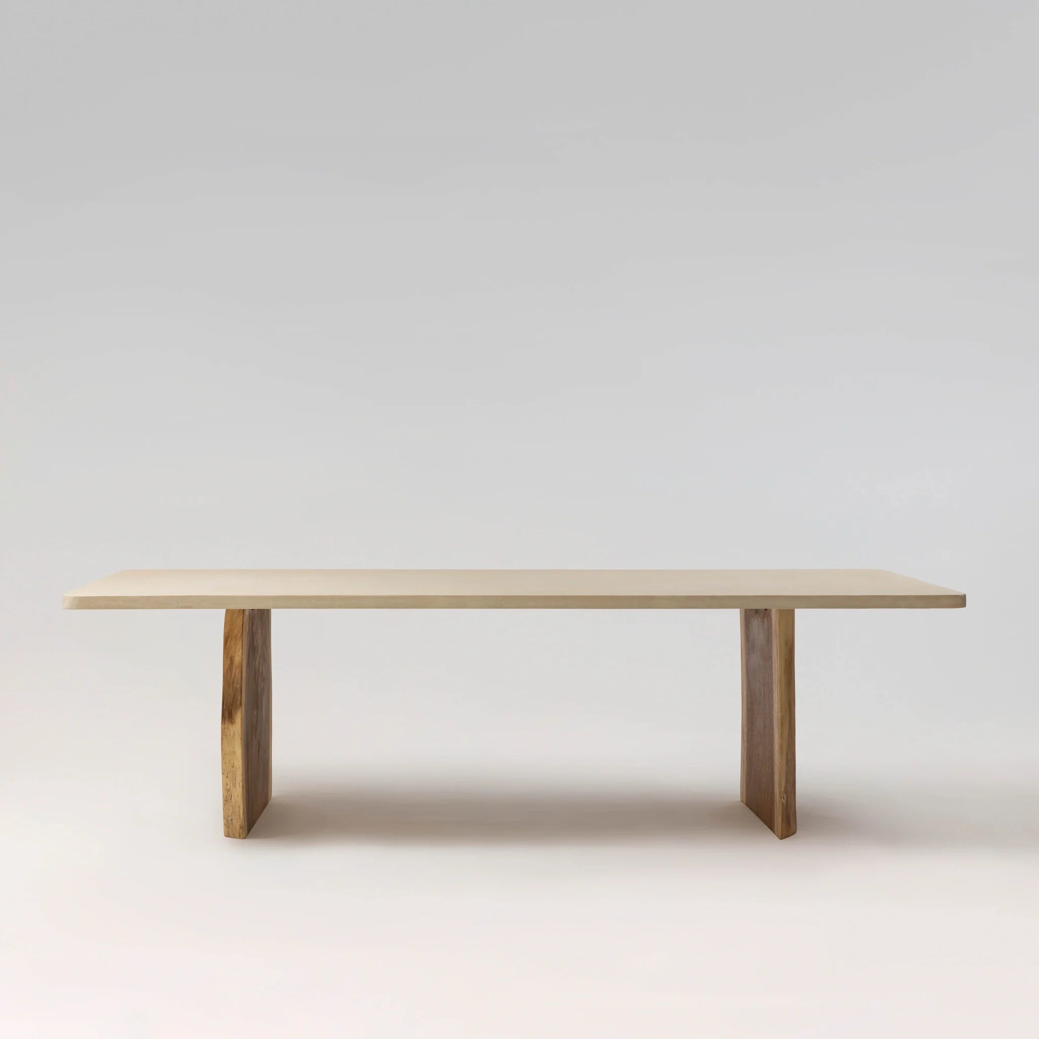 NINŌ Table à manger, bois de Suar massif — PLATŌ