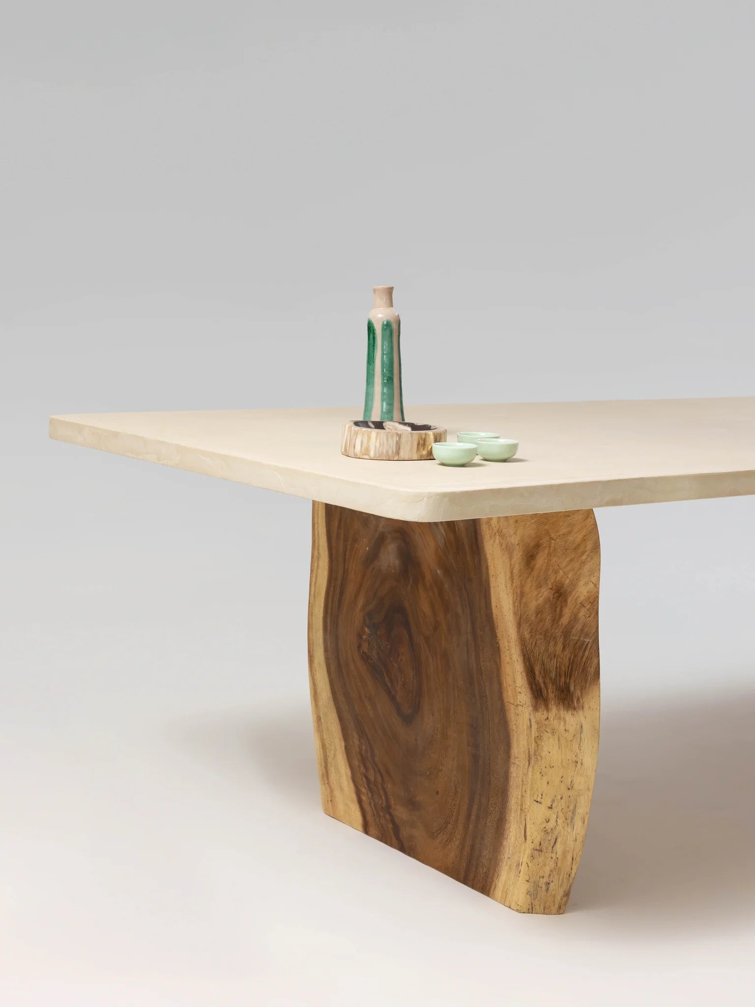 NINŌ Table à manger, mise en situation dans l'intérieur — PLATŌ