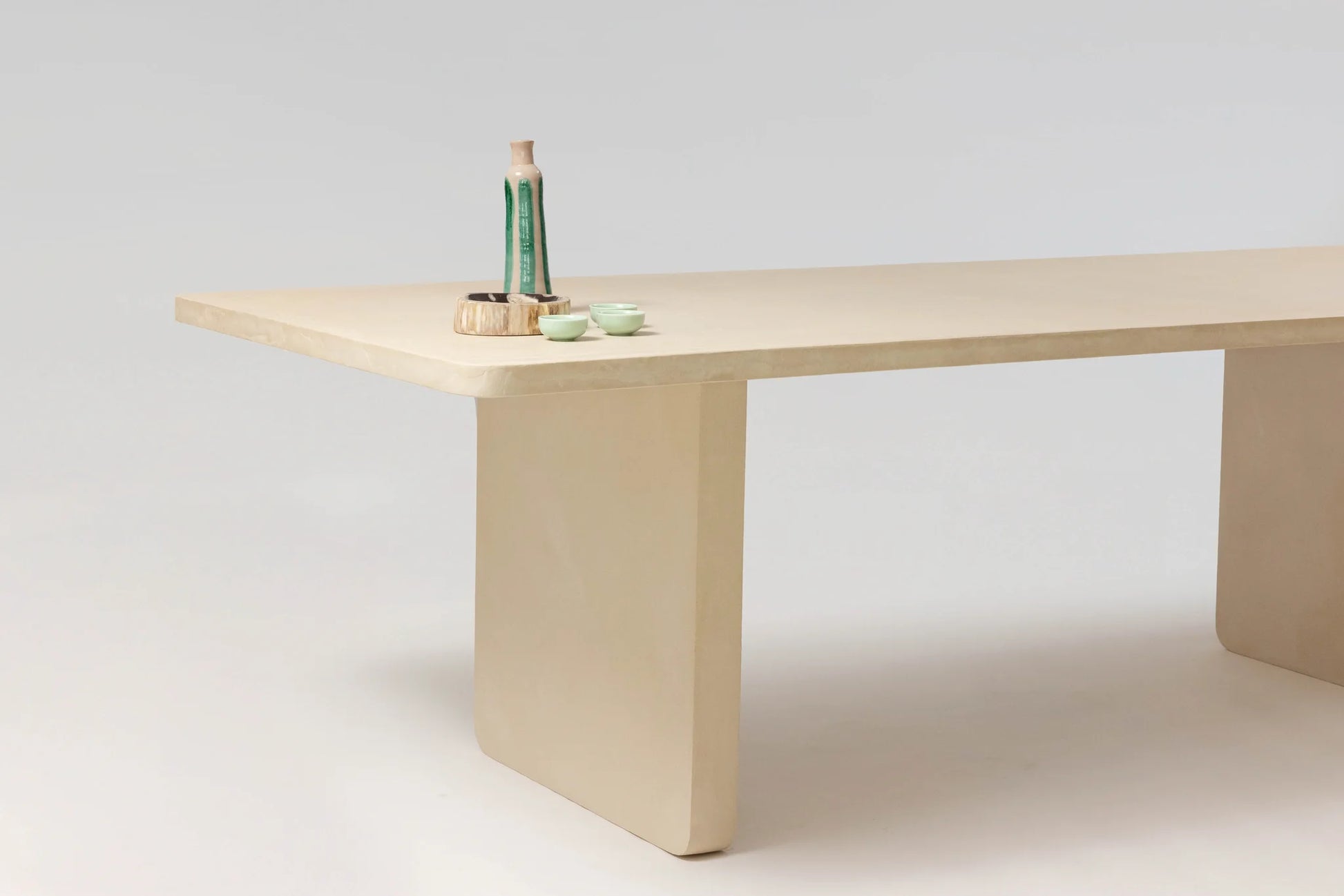 Table à manger PLATŌ en béton ciré MORTEX — PLATŌ
