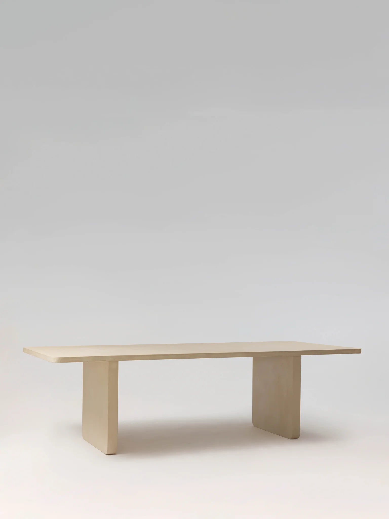 NINŌ Table à manger, mise en situation dans l'intérieur — PLATŌ