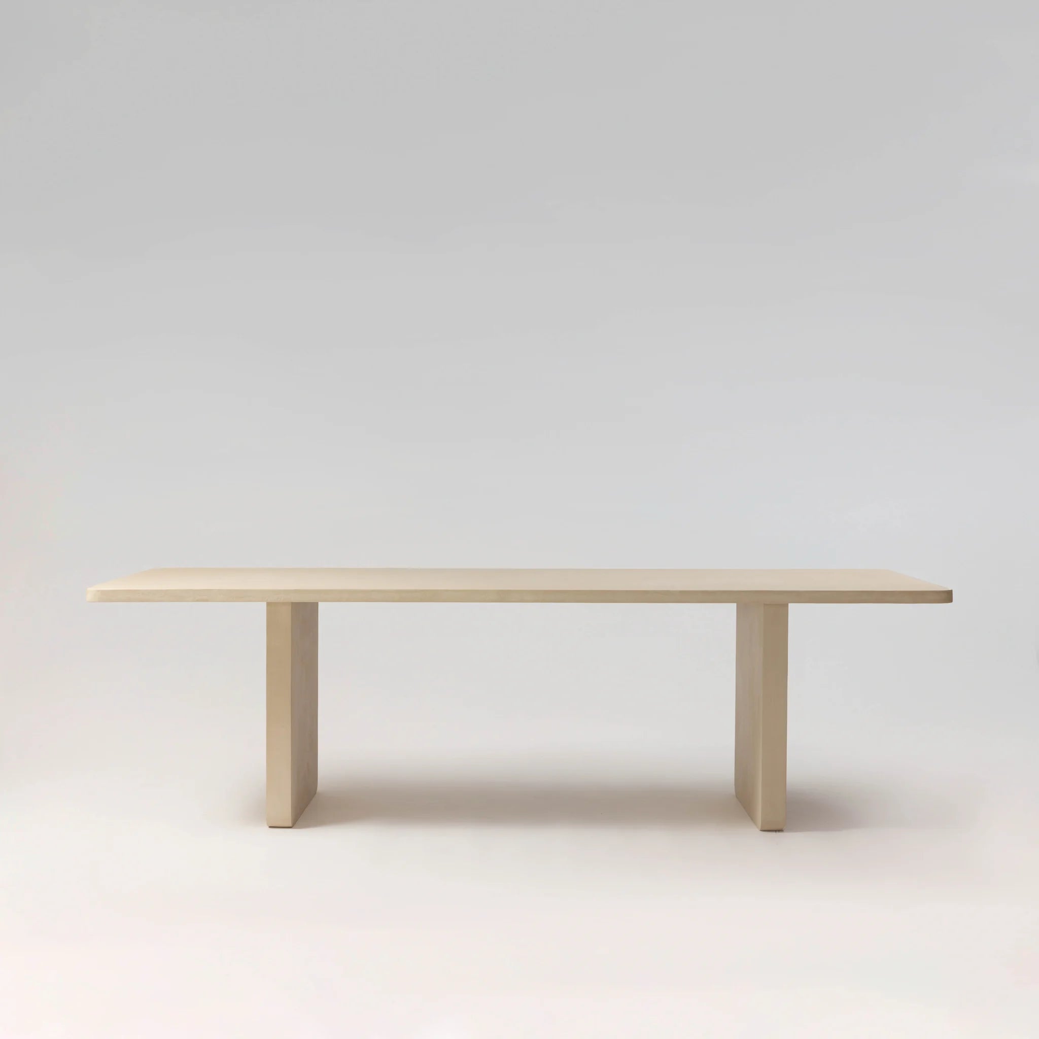 NINŌ Table à manger, béton ciré MORTEX — PLATŌ