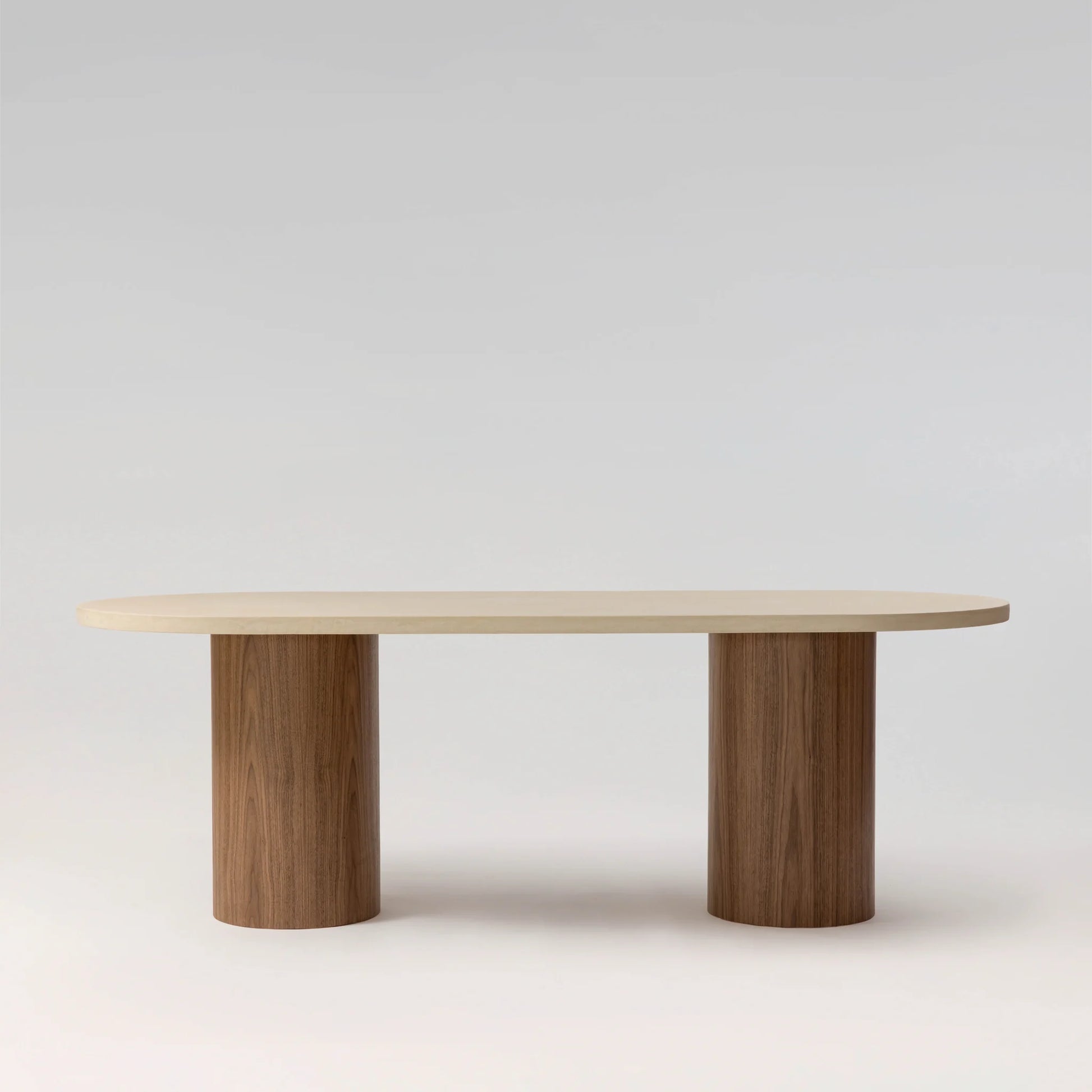 NAŌ Table à manger NOYER, plateau béton ciré MORTEX, piétement noyer — PLATŌ