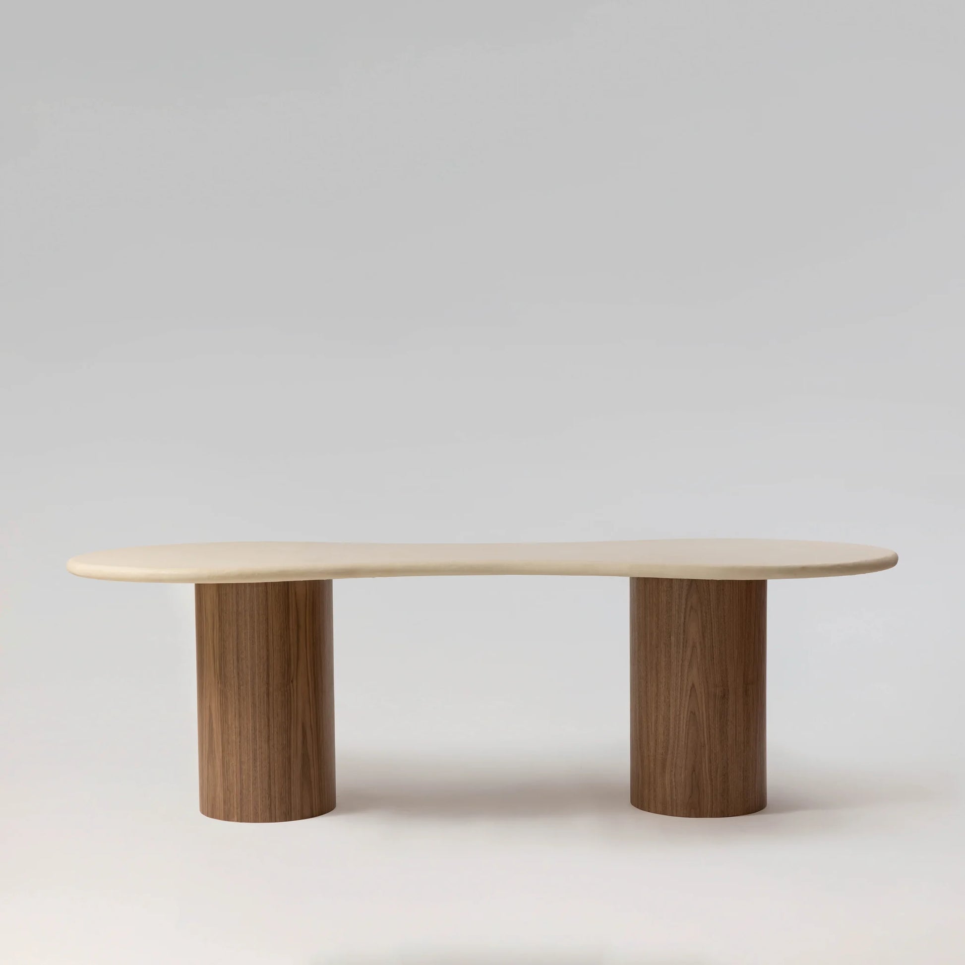 JACŌ Table à manger NOYER, plateau béton ciré MORTEX, piétement noyer — PLATŌ