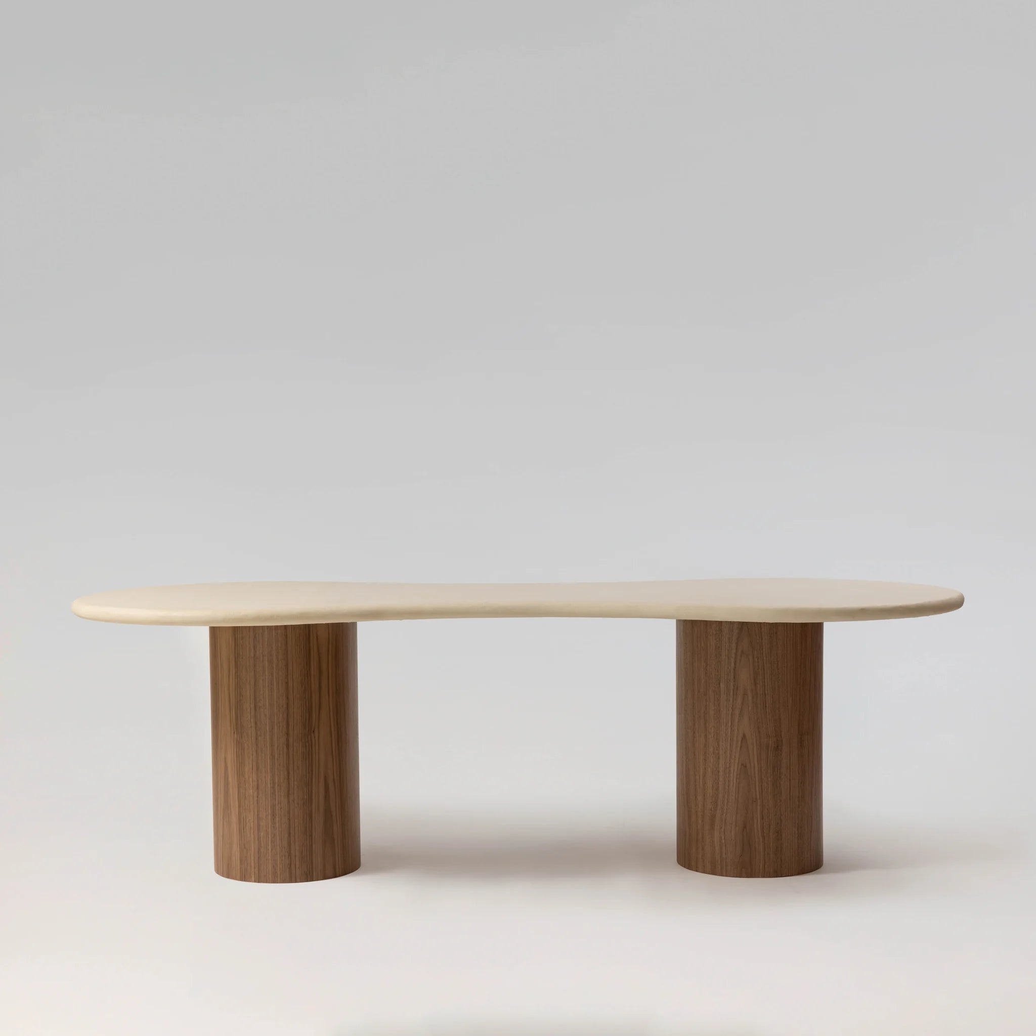 JACŌ Table à manger NOYER, plateau béton ciré MORTEX, piétement noyer — PLATŌ