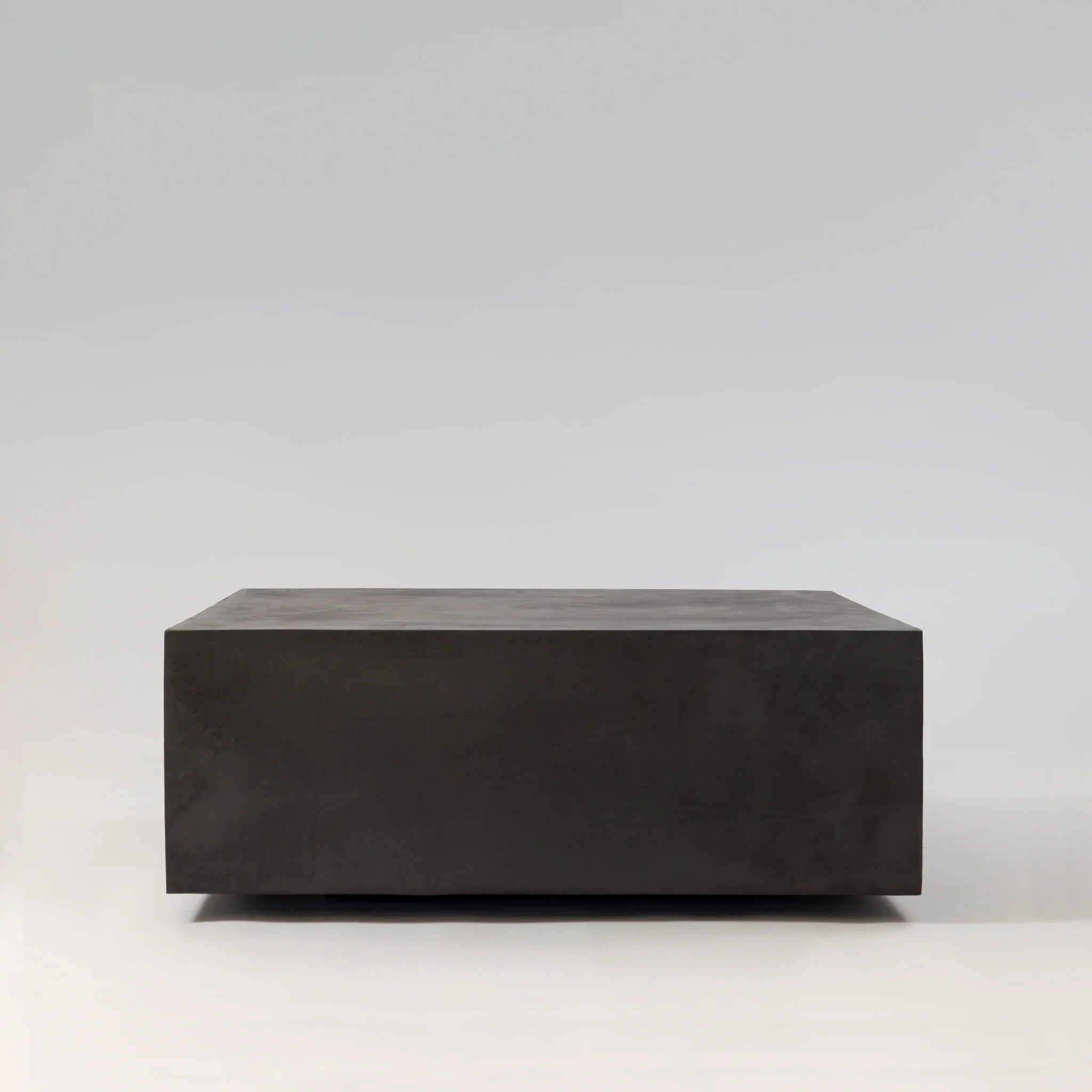 PABLŌ Table basse, béton ciré MORTEX — PLATŌ