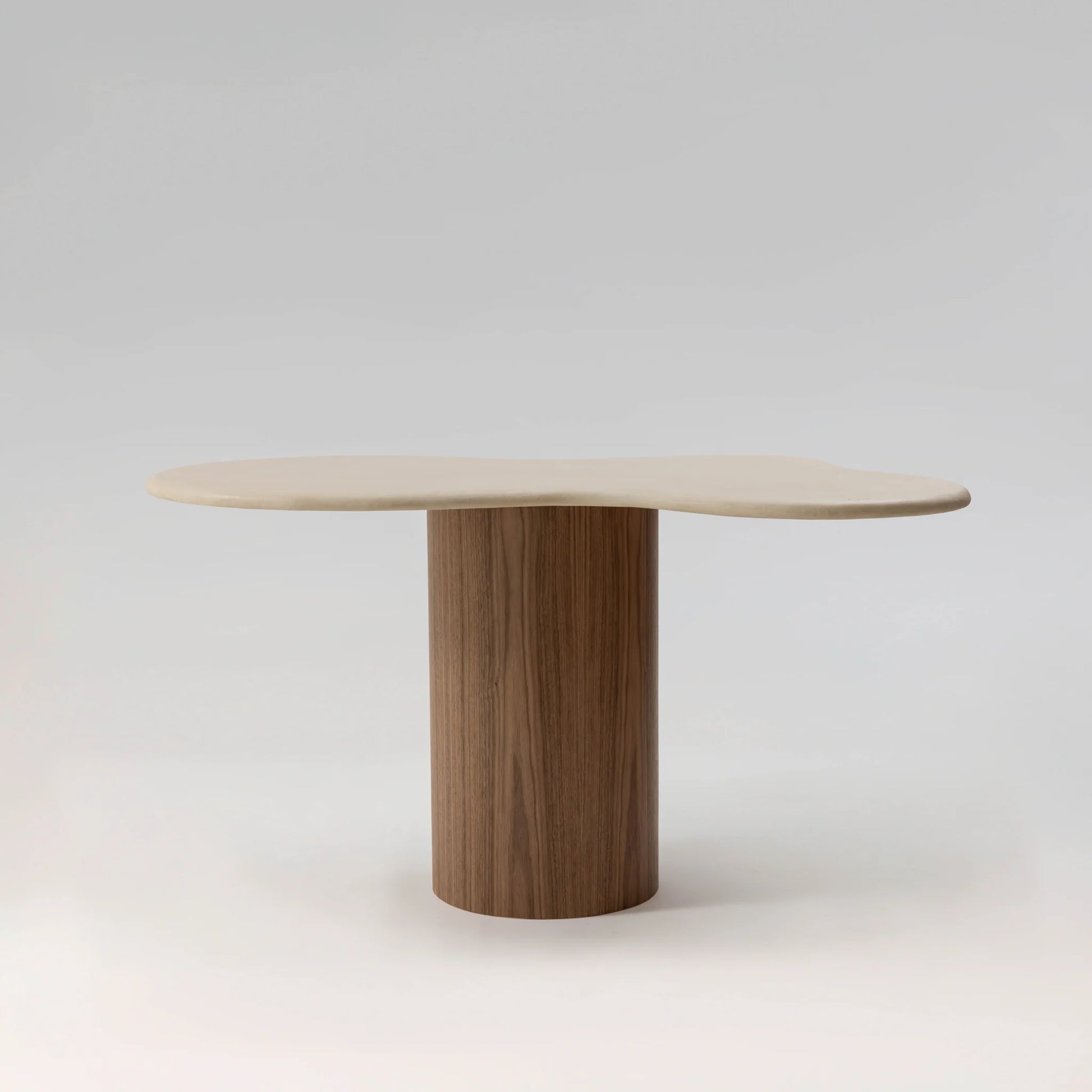 TEĀ Table à manger NOYER, plateau béton ciré MORTEX, piétement noyer — PLATŌ