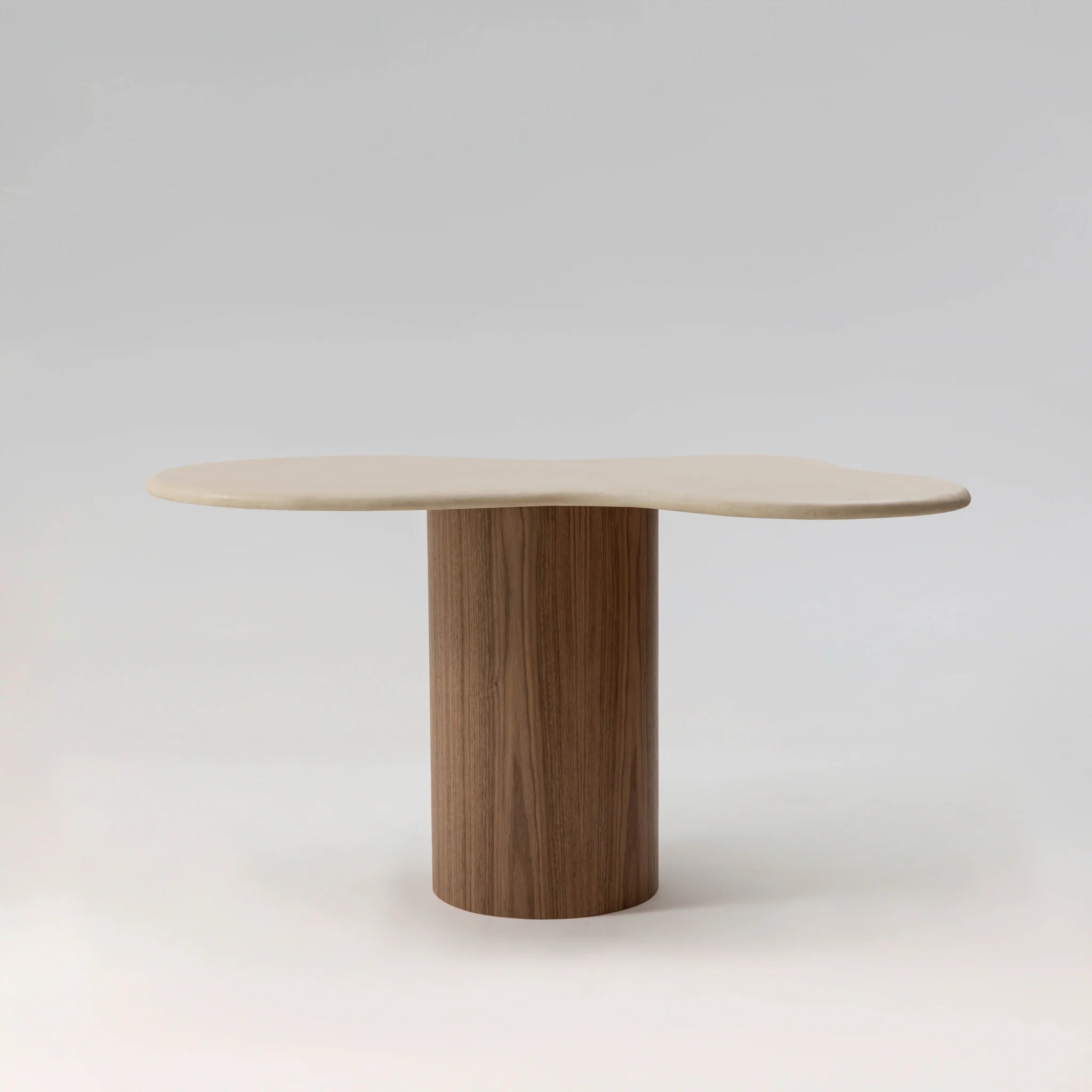 TEĀ Table à manger NOYER, plateau béton ciré MORTEX, piétement noyer — PLATŌ