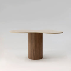 TEĀ Table à manger NOYER, plateau béton ciré MORTEX, piétement noyer — PLATŌ
