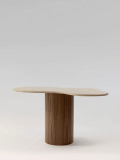 TEĀ Table à manger NOYER, mise en situation dans l'intérieur — PLATŌ