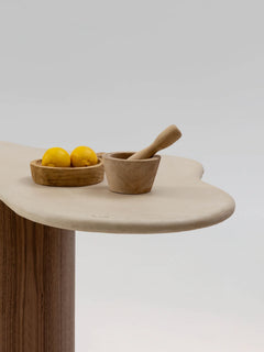 TEĀ Table à manger NOYER, vue de trois quarts — PLATŌ