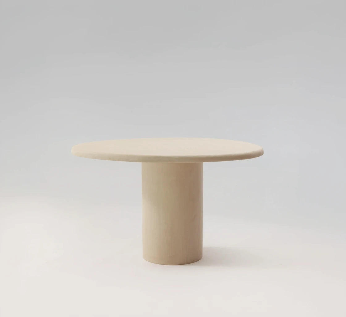 LORĀ Table à manger, béton ciré MORTEX — PLATŌ