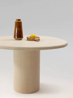 Table à manger PLATŌ en béton ciré MORTEX — PLATŌ
