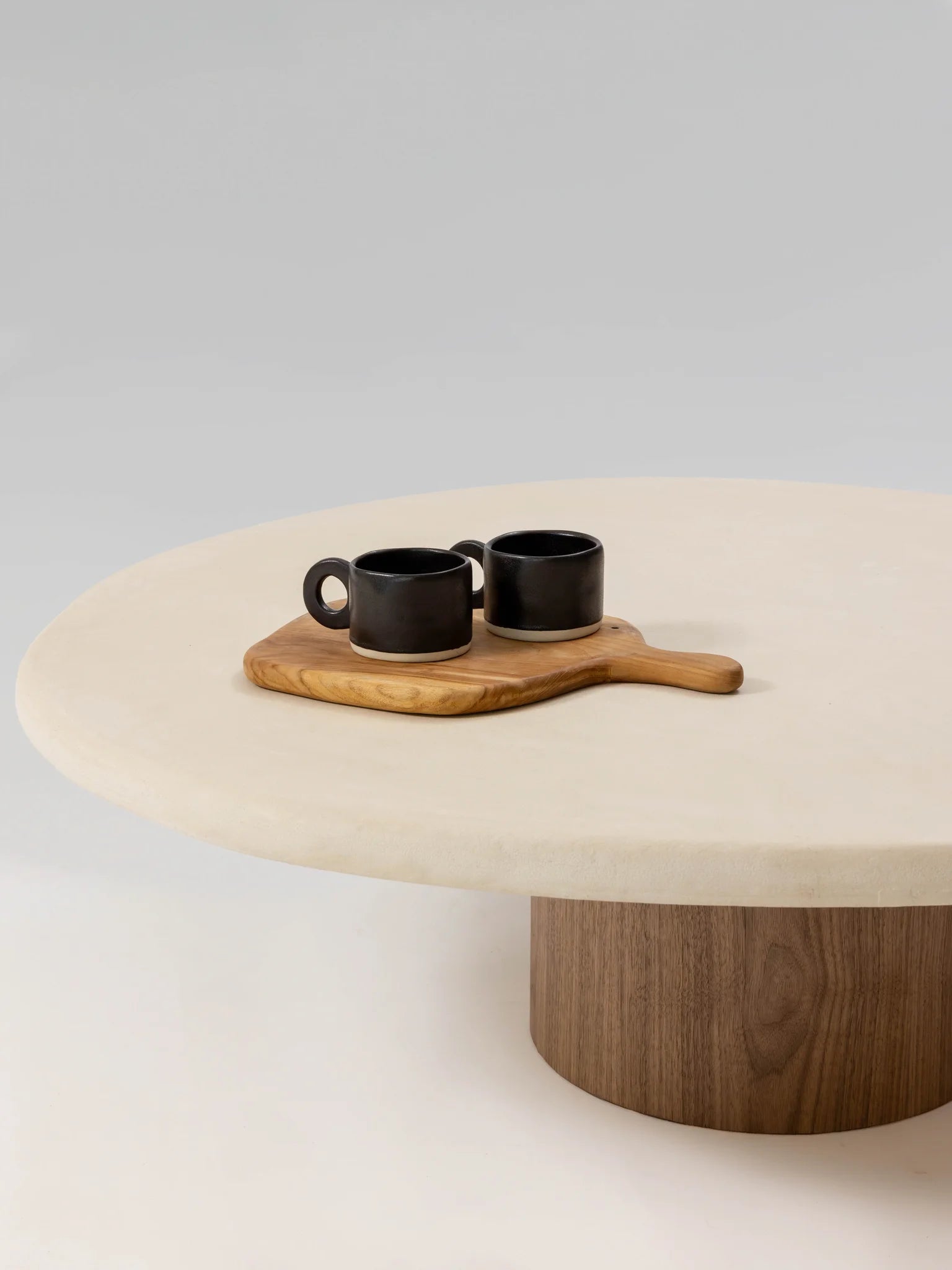 LORĀ Table basse NOYER, vue de trois quarts — PLATŌ