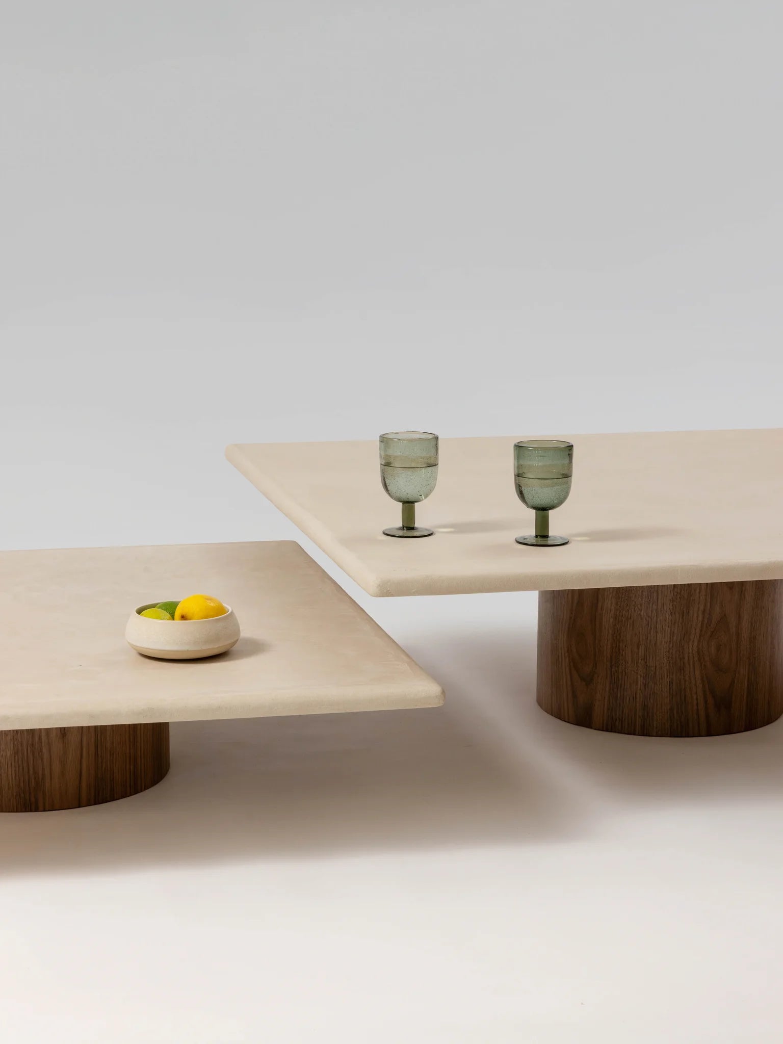 NOĀ Tables gigognes NOYER, mise en situation dans l'intérieur — PLATŌ