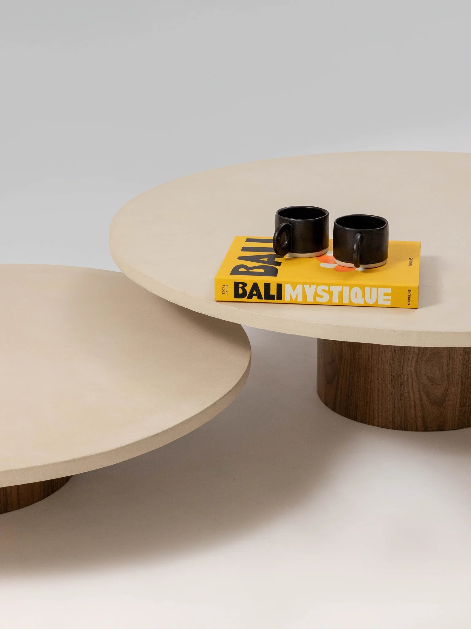 MANĀ Tables gigognes NOYER, vue d'ensemble — PLATŌ