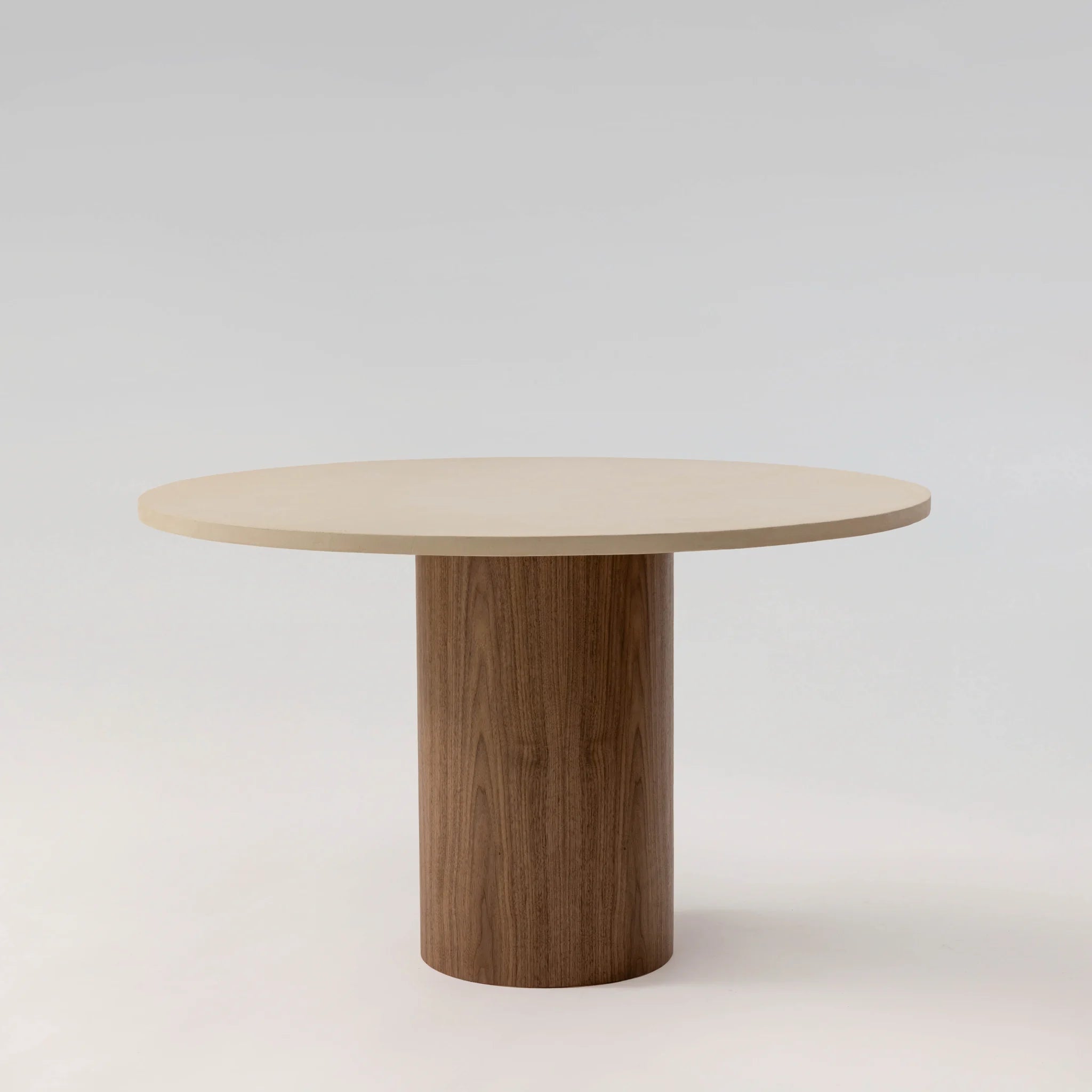Table à manger PLATŌ, plateau béton ciré MORTEX, piétement noyer — PLATŌ