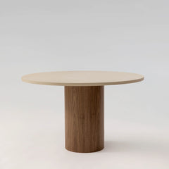 Table à manger PLATŌ, plateau béton ciré MORTEX, piétement noyer — PLATŌ