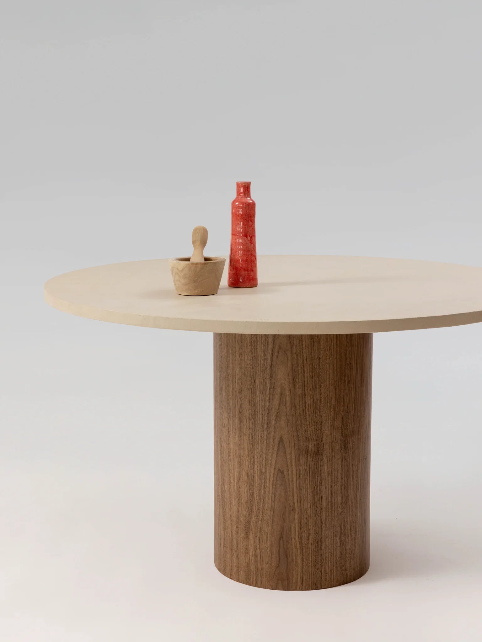 MANĀ Table à manger NOYER, vue d'ensemble — PLATŌ